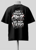 Quem Carrega a Cruz - Oversized Preta Premium